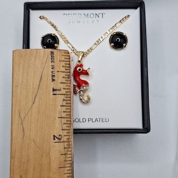 18k gold plated figaro chain with Red seahorse charm pendant black onyx studs - Picture 4 of 12
